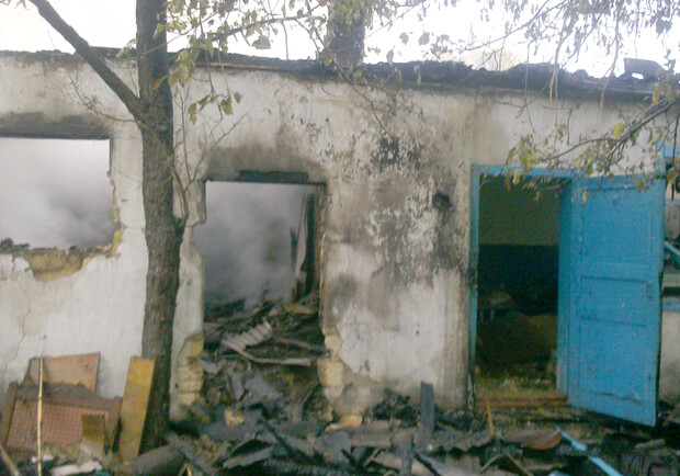 Новость - События - Масштабный пожар на Луганщине: сгорели 10 сараев, гаражи и жилой дом