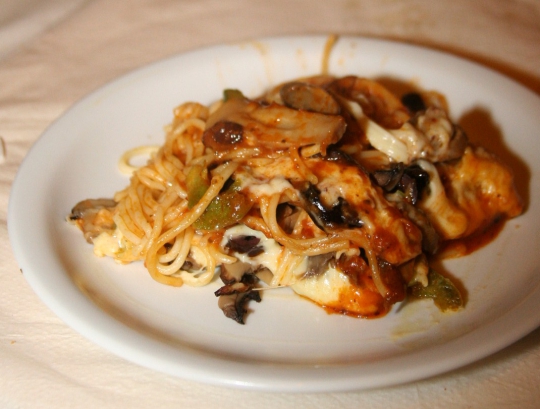 Спагетти с двумя видами сыра, грибами, зеленым перцем и маслинами. Фото: domashniy.ru