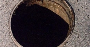 Луганчанка, гуляя по улице в три часа ночи, угодила в открытый канализационный люк. Фото: dvinainform.ru