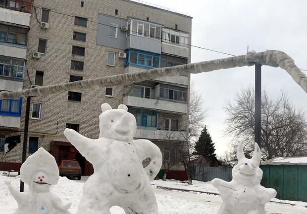 Трио из снега на улице Щорса. Фото: www.0642.ua