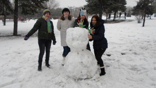В выходные в Луганске лепили снеговиков. 