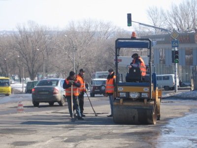 На текущий ремонт дорог в Луганске планируют потратить 26 миллионов гривен. Фото: v-variant.lg.ua