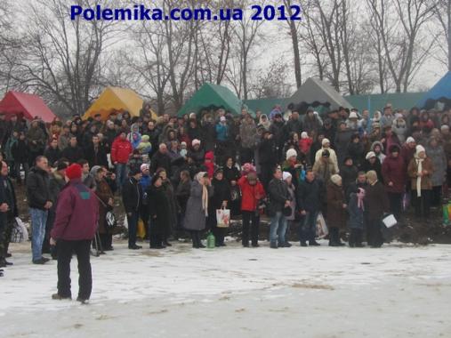 В Луганске крещенские купания проходили на "Восьмерке". Фото: polemika.com.ua