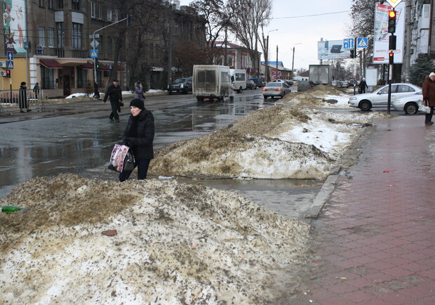 Новость - События - Как сейчас выглядит Луганск: грязные сугробы и лужи