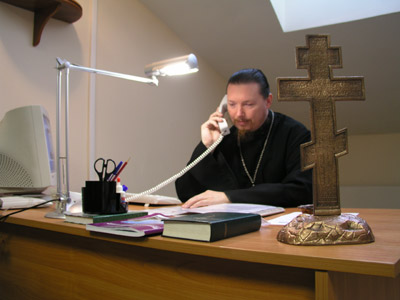 Поговорить со священником можно и по телефону. Фото: ansm2000.livejournal.com 