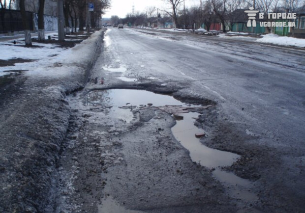 Какие ямы на дорогах засыпят шлаком. Фото: lg.vgorode.ua