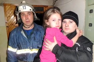 В Рубежном во время пожара спасли 8-летнюю девочку. Фото: пресс-служба Государственной службы Украины по чрезвычайным ситуациям