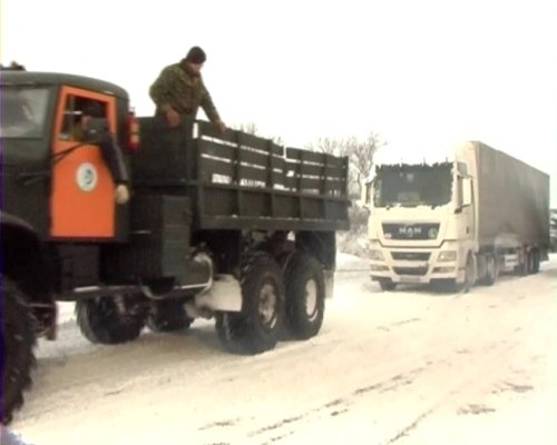 На дороге из Сватово в Купянск из-за обледенения трассы застряли машины: автомобили эвакуируют. Фото: lugansk.mns.gov.ua