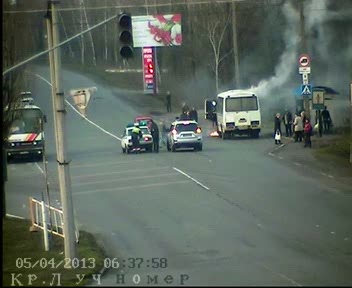 В Красном Луче ГАИшники потушили горящий автобус. Фото: lugmia.gov.ua