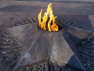 В Луганске горит "Вечный огонь". Фото: cxid.info
