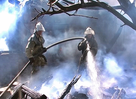 Пожар в Луганске гасили 35 спасателей. Фото: пресс-служба ГУ ГСЧС в Луганской области