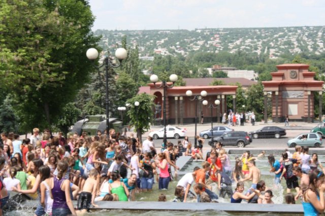 Новость - Досуг и еда - Июньские флешмобы в Луганске: огромные тараканы, бой подушками и массовое купание в фонтане