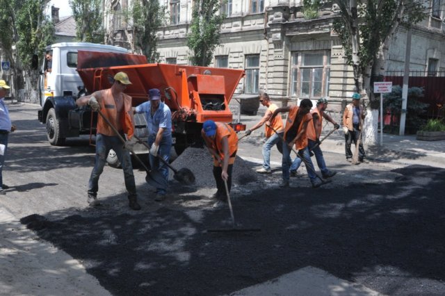 В центре Луганска работают дорожники. Фото: gorod.lugansk.ua