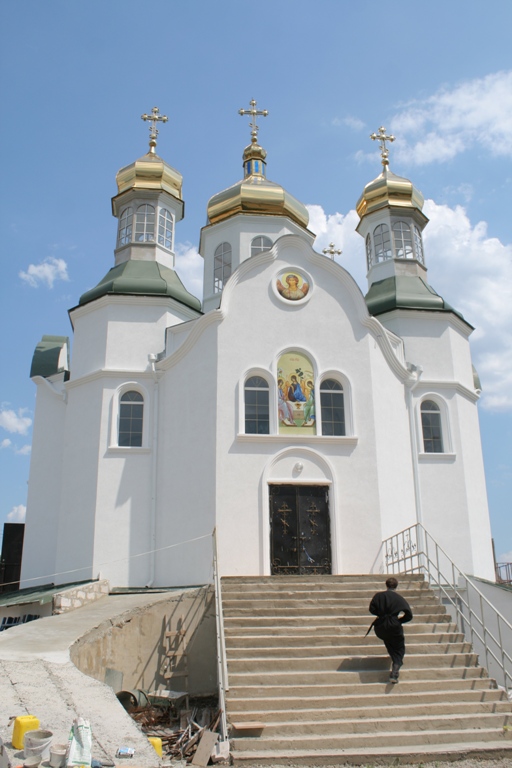 Новость - События - Как в Луганске Свято-Троицкий храм достраивают