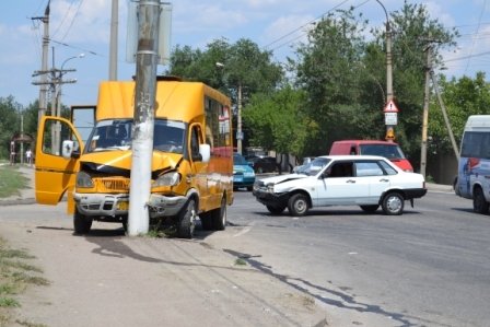 Подробности ДТП луганской маршрутки и автомобиля