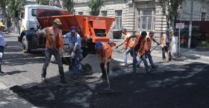 Коммунальщики продолжают ремонтировать дороги. Фото: gorod.lugansk.ua