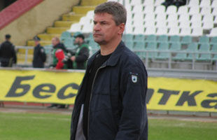 Фото с сайта www.football.sport.ua
Анатолий Чанцев несмотря на победу, недоволен атакующими действиями своей команды