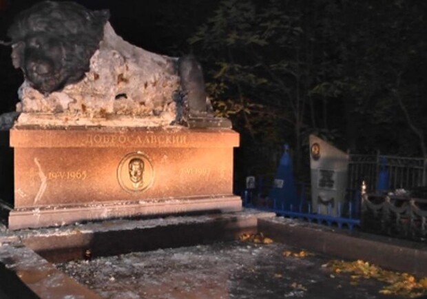Новость - События - В Луганске не любят львов: вандалы разгромили скульптуру на могиле Доброслава