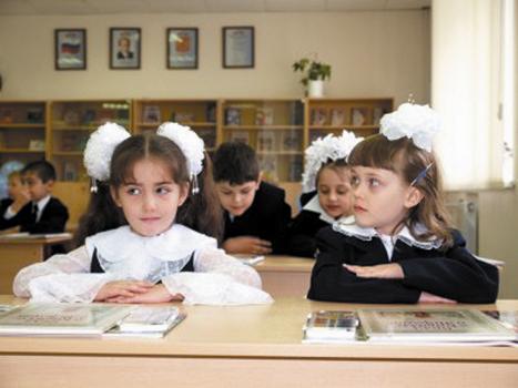 Родители спорят из-за того, на каком языке должны учиться их дети. Фото с сайта www.suncar.kz.