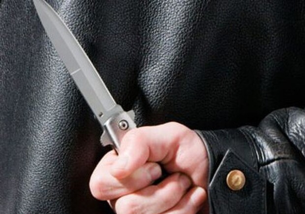 Мужчина, угрожая школьнице ножом, отобрал сумку. Фото: aifudm.net
