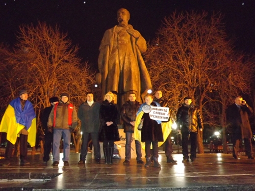 В Луганске народ митингует возле памятника Шевченко. Фото: lugansk.comments.ua
