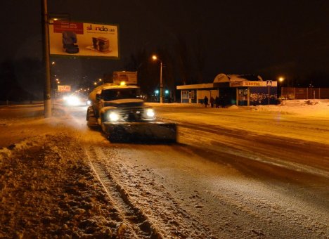 Снег в Луганске убирают на всех дорогах, рассказали в мэрии. Фото: пресс-служба горсовета