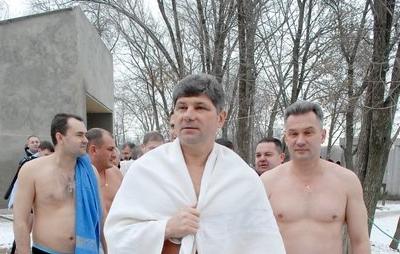Каждый год мэр Луганска с друзьями ныряет в прорубь. Фото: Игорь Кашуба