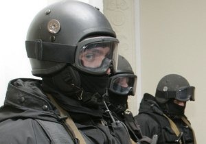 Луганские саперы искали бомбу в автомобиле. Фото: newsukraine.com.ua