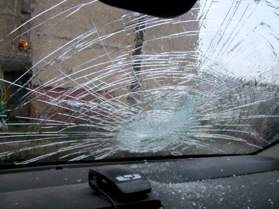 Неизвестные разбили лобовое стекло. Фото: listratkin.ru