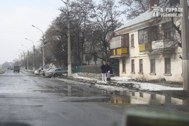 Дорога по улице Херсонской нуждается в ремонте не первый год. Фото Vgorode