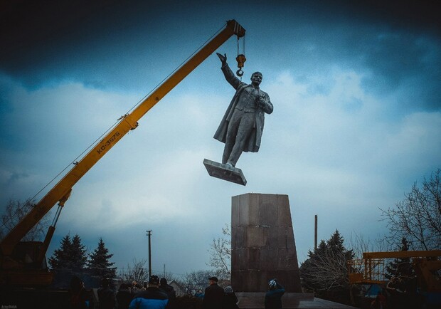 Очередной "Ленин" упал в Старобельском районе. Фото сообщества "Правий сектор"
