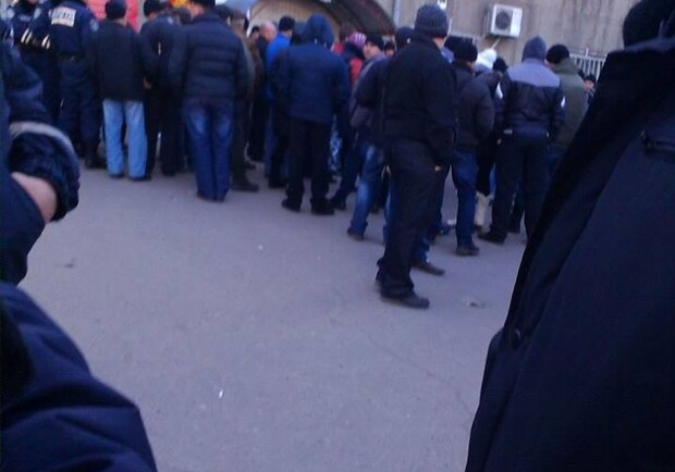 Агрессивно настроенные митингующие захватили здание луганского телеканала "Ирта" Фото: Восточный вариант