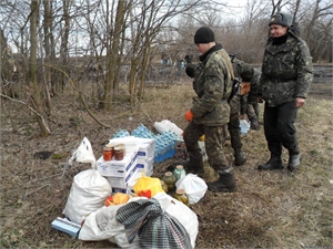 Луганчане везут продукты. Фото: kp.ua