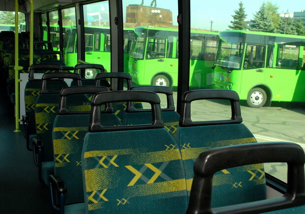 В автобусах "Гортранса" объявляют остановки. Фото: lg.vgorode.ua