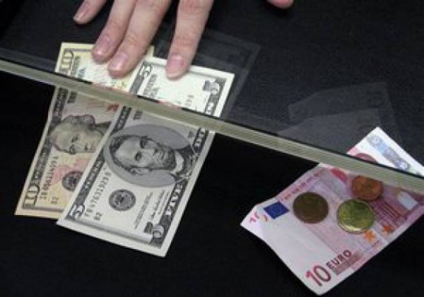 В банках Луганска немного подешевел евро. Фото: 24news.kz