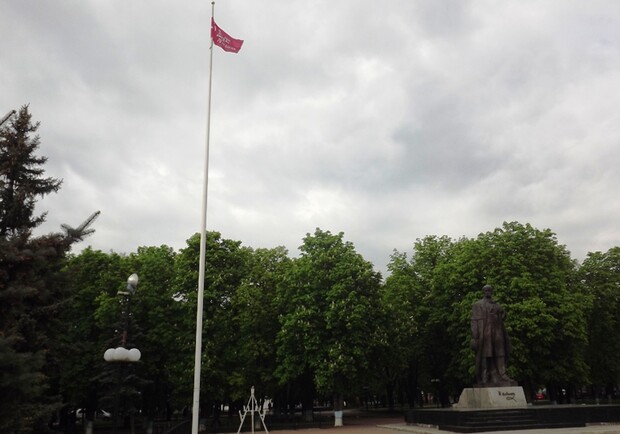 Новость - События - К 1 Мая: в центре города установили штурмовой флаг 150-й стрелковой дивизии