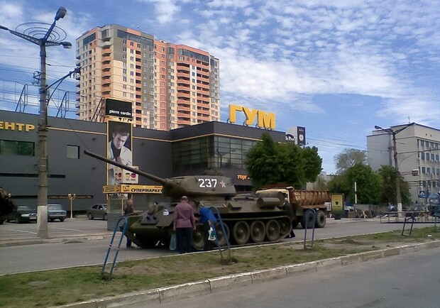 Возле танка уже фотографируются. Фото Александра Волчанского