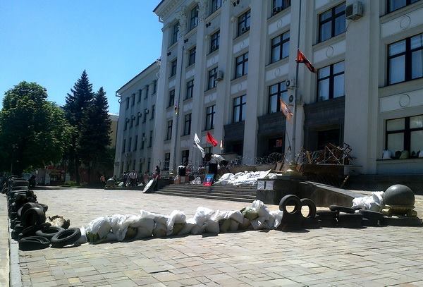 Луганчане не имеют возможности проголосовать. Возле ОГА и СБУ до сих пор баррикады. Фото Людмилы Соколенко.