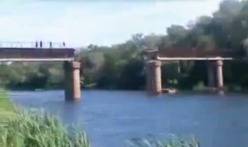 Восстановить мост будет сложно. Фото: скриншот видео