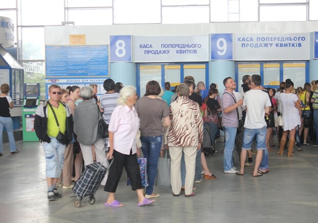 Вокзалы Луганска работают, народу полно. Фото: Vgorode