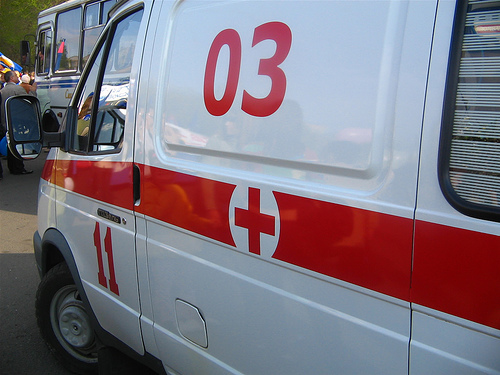 В больницы Луганска везли раненных в перестрелках горожан. Фото: autoban.by