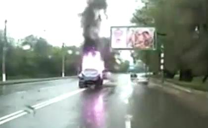 Пылающий грузовик. Фото: скрин-шот видео
