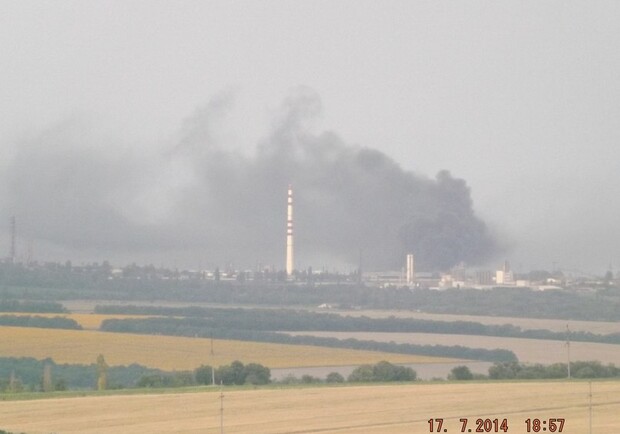 В Лисичанске горит завод. Фото с сайта  svsever.lg.ua 