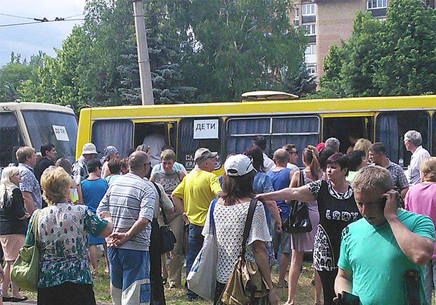 Фото с сайта <a href="http://lifeukraine.com.ua/nachalas-evakuatsiya-detey-iz-slavyanska/">lifeukraine.com.ua</a>.