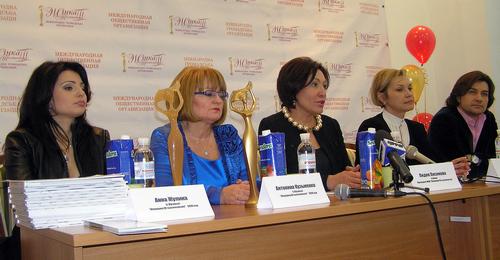 Присутствовавшие поздравили Антонину Кузьменко.
Фото: ostro.org