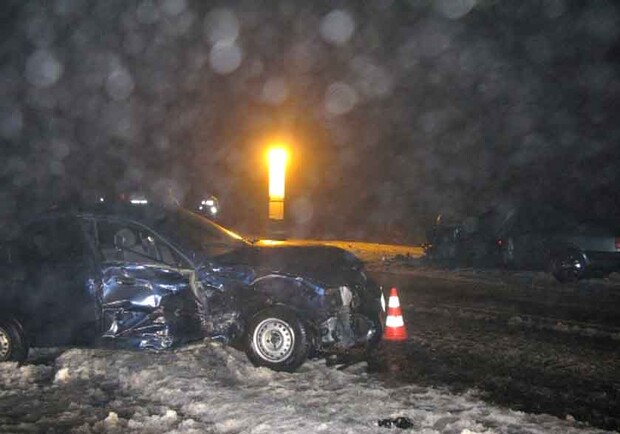 На встречной полосе столкнулись два легковых автомобиля. Фото: www.sai.gov.ua