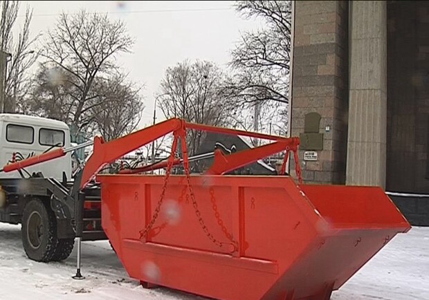 Новая машина со съемными контейнерами для крупногабаритного мусора. Фото: gorod.lugansk.ua 
