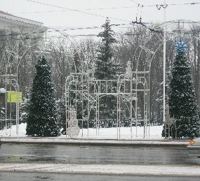 Неизвестные испортили 4 новогодние конструкции в Луганске. Фото: paralel-media.com.ua