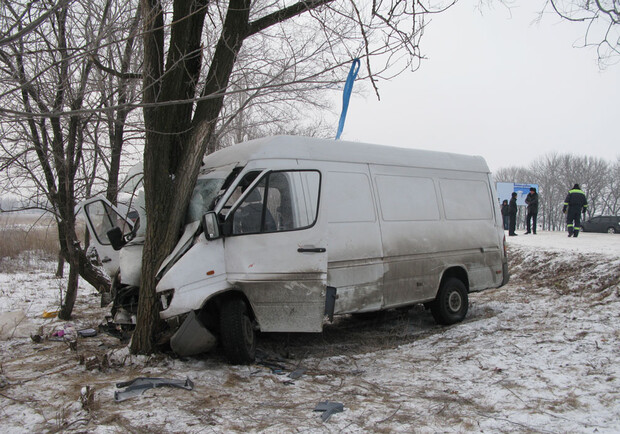 В автомобиле находились 5 пассажиров. Фото УМВДУ в Луганской области. 