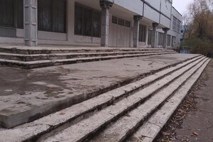 Трещины на стенах и убитая дорога: школа на Тополе находится в плачевном состоянии (фото) фото 5
